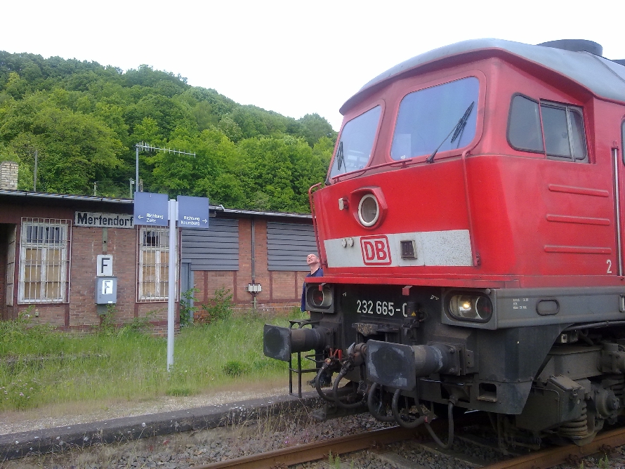 Am 18.05.2012 gab es mal wieder Verkehr auf der Strecke zwischen Naumburg Ost und Teuchern. DB 232 665-0 war als Tfzf 65416 von Halle (S) Gbf �ber Naumburg nach Zeitz Gbf unterwegs uns ist hier mit dem Lotsen in Mertendorf zu sehen. Warum dieser Laufweg gew�hlt wurde ist nicht ganz klar. Vielleicht um die Befahrbarkeit zu erhalten und/oder die Sicherungsanlagen mal durchzuschalten. Jedenfalls passen diese Zeilen gut dazu:  Totgesagte leben lang, gilt auch f�r manchen Schienenstrang. Naumburg - Teuchern hei�t die Strecke und f�hrt durch eine sch�ne Ecke. Heut´ ist Ludmilla durchgeeilt und hat den Rost vom Gleis gefeilt.
Der gute Mann zum Himmel blickt, Dich hat der liebe Gott geschickt. Das l��t uns alle weiter hoffen, denn noch ist die Strecke offen.  (Foto: Holger Kames)