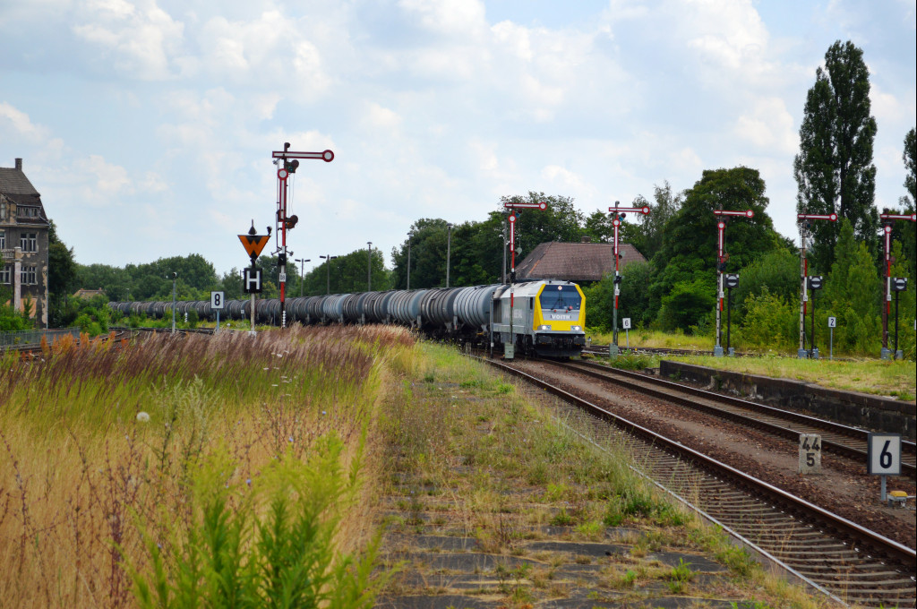 Am 18.07.2013 kam die von NBE Rail an InfraLeuna vermietete 263 006-9 mit einem Kesselzug aus Richtung Leipzig in Zeitz an. Nach dem Umsetzen dr�ckte die Lok den Zug zum Bioethanolwerk.