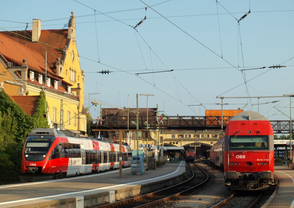 Am 1.8.11 konnte ich folgendes Treffen festhalten. 4024 031-9 fuhr als REX 5609 nach Feldkirch aus dem Lindauer Bahnhof whrend R 5608 Bludenz inform von 1116 180-9 und Doppelstockwagen.