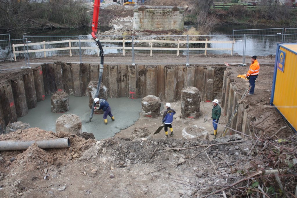 Am 18.11.2011 wurde der 1. Beton f�r das Fundament der neuen Saalebr�cke in Ro��bach auf der Naumburger Seite gegossen. (Foto: Peter Stumpf)
