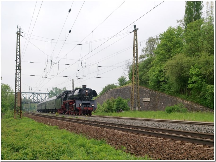 Am 19.05.2013 verkehrte ein Sonderzug vom Eisenbahnmuseum Leipzig mit der DB Museum 03 1010 und der EMBB 52 8154-5 von Leipzig �ber Halle nach Ro�bach und Bad K�sen. Ziel der Reise war die  Saale-Weinmeile , die zwischen Ro�bach und Bad K�sen stattgefunden hat. Da zwischen den Orten ein Zugpendel eingerichtet wurde, ergaben sich auch f�r Fotografen zahlreiche Fotom�glichkeiten. So verkehrte der Zug 2 x nach Freyburg und 2 x nach Gro�heringen. Bei der ersten Fahrt wurde gleich �ber Camburg die Drehfahrt des Zuges durchgef�hrt. Ca. 10 000 Besucher der Weinmeile sorgten f�r ein Chaos auf den Stra�en. Hier die Einfahrt des DPE 37690 (Leipzig Hbf - Freyburg) auf dem Gegengleis in Naumburg Hbf. (Foto: Steffen Tautz)