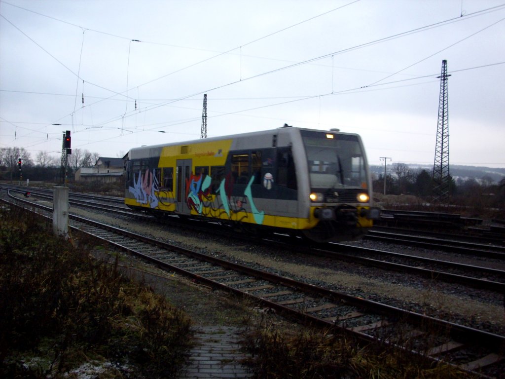 Am 20.01.2011 kam LVT 672 918 als RB 34867 aus Wangen in Naumburg Hbf an.
Der LVT war verschmiert. Ich kann mir nicht vorstellen, da� die Burgenlandbahn von diesem Anblick erfreut gewesen ist. Die Reinigung wird sicher nicht billig.
