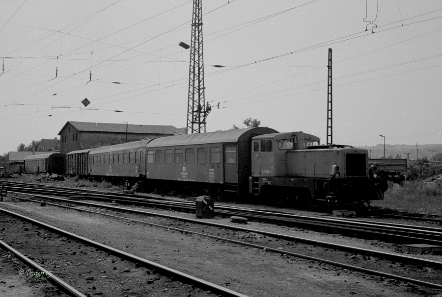 Am 20.05.1993 stand die DR 311 533-4 abgestellt im BHG-Anschluss in Naumburg Hbf. (Foto: J�rg Berthold)