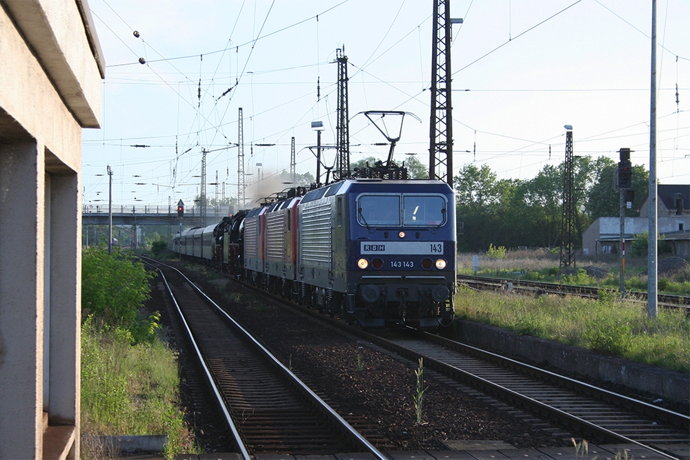 Am 20.05.2012 wurden verschiedene Loks vom Bw Fest in Weimar zur�ck �berf�hrt. RBH 143 143 + DB 143 002 + MEG 604 + DB 03 1010 + EMBB 52 8154 inkl. Wagenpark und InfraLeuna 205 am Zugschluss, bei der Ankunft in Naumburg Hbf. Die RBH 143 143 blieb in Naumburg. Der Rest des Zuges fuhr weiter nach Gro�korbetha. Dort fuhr die EMBB 52 8154 inkl. Wagenpark nach Leipzig. Der Rest fuhr weiter nach Halle (S) in das DB Museum. (Foto: Marcel Grauke)