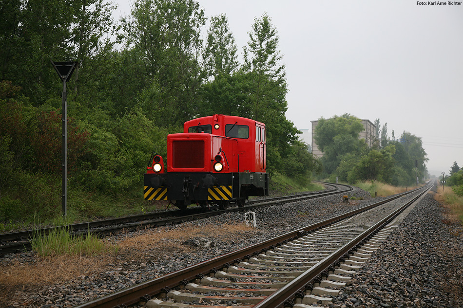 Am 20.06.2012 fand anl�sslich des  hohen  Besuches eine kleine Sonderfahrt �ber das Karsdorfer Lafarge-Streckennetz mit der EBS 102 002-3 statt. Hier ist die Lok auf dem Anschlussbahngleis vom Zementwerk und neben dem Unstrutbahngleis in Karsdorf zu sehen; 20.06.2012 (Foto: Karl Arne Richter)