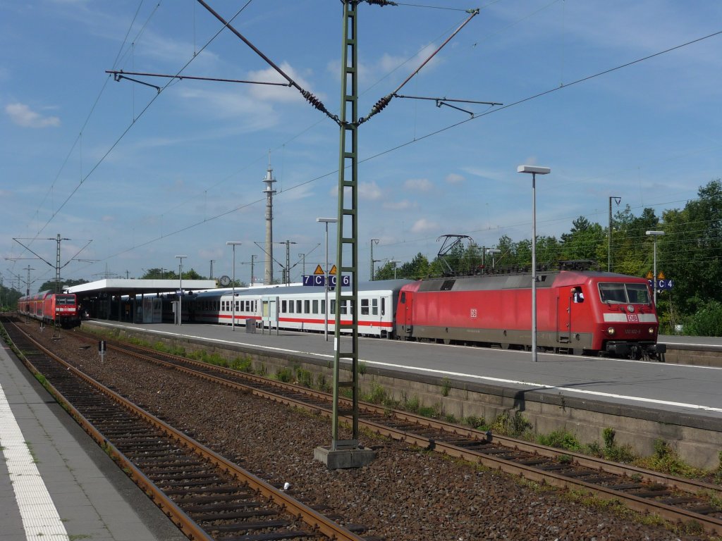 Am 20.08.2011 stehen 120 102 und 146 006 im Gelsenkirchener Hauptbahnhof.
146 006: RE2 -> Mnster Hauptbahnhof