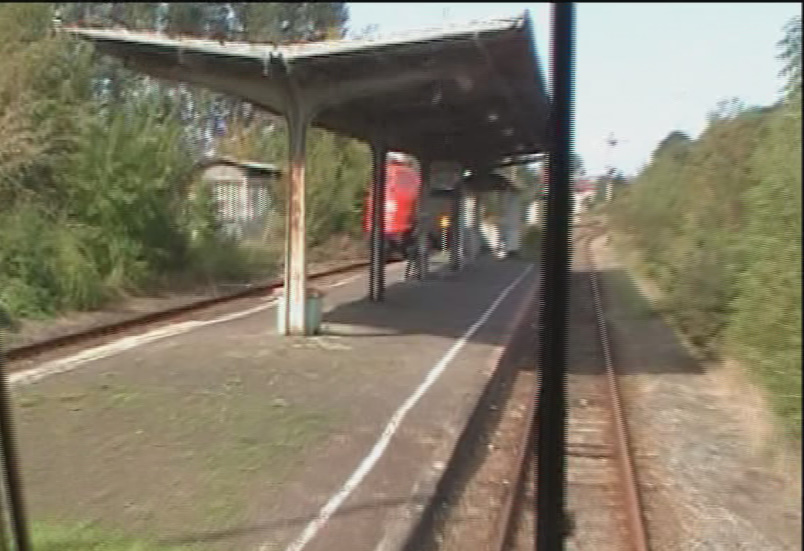 Am 20.09.2011 stand die EBS MY 1131 defekt im Bf Laucha. Daher fand die Zugkreuzung der RB 34872 (Naumburg Ost - Wangen) au�erplanm��ig im Bf Freyburg statt. (Foto: Standbild aus Video  Die Unstrutbahn vor der Modernisierung  von Thomas Fritzsche, gefilmt aus dem Burgelandbahn 672 910)