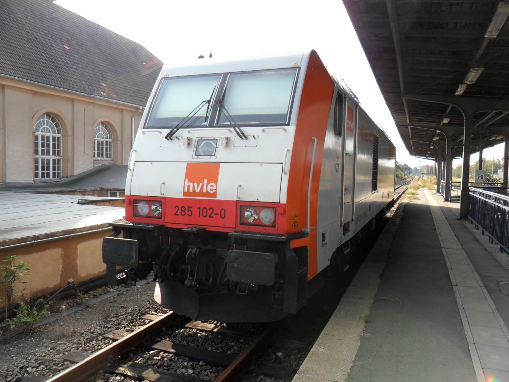 Am 20.09.2011 war in Zeitz am Gleis 1 die hvle 285 102-0 abgestellt.