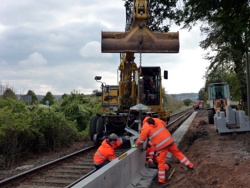 Am 20.10.2011 wurde in Kleinjena eine neue Bahnsteigkante gesetzt. (Foto: Klaus Pollm�cher)