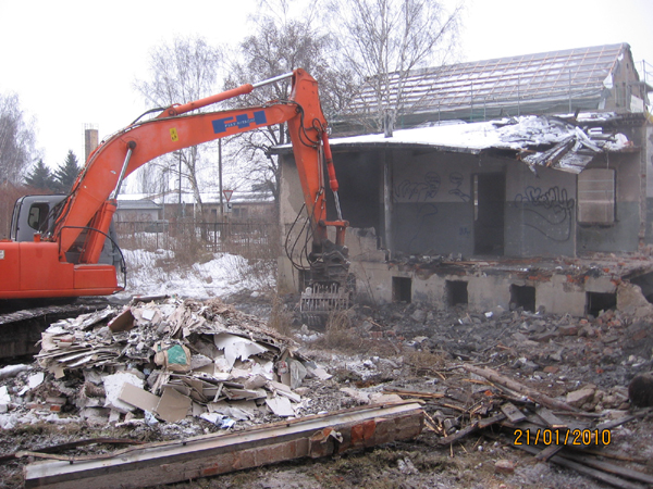 Am 21.01.2010 war ein Bagger dabei, dass ehem. Bw Naumburg nach und nach dem Erdboden gleich zu machen. (Foto: Hans Grau)