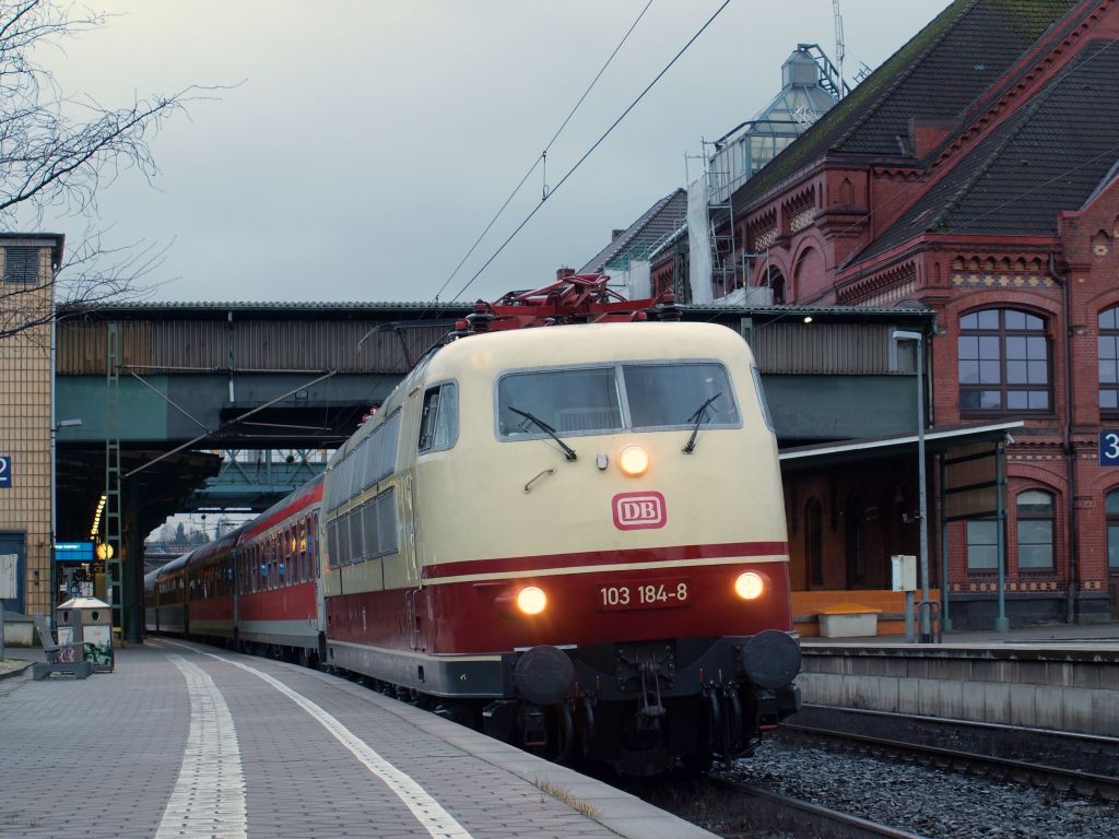 Am 2.11. zog 103 184-8 den IC 2410 von Kln nach Flensburg. Hier habe ich die Dame in Hamburg-Harburg aufgenommen.