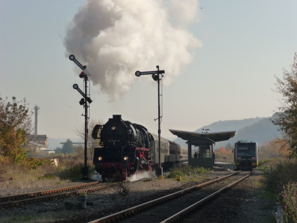 Am 21.10.2012 war die 41 1144-9 der IGE Werrabahn erneut im Unstruttal zu Gast. Diesmal mit dem  Rotk�ppchen-Express II  aus Eisenach, der wieder zahlreiche Besucher nach Freyburg brachte. Hier der leere Sonderzug zur Abstellung nach Karsdorf, bei der Ausfahrt in Laucha. (Foto: Klaus Pollm�cher)