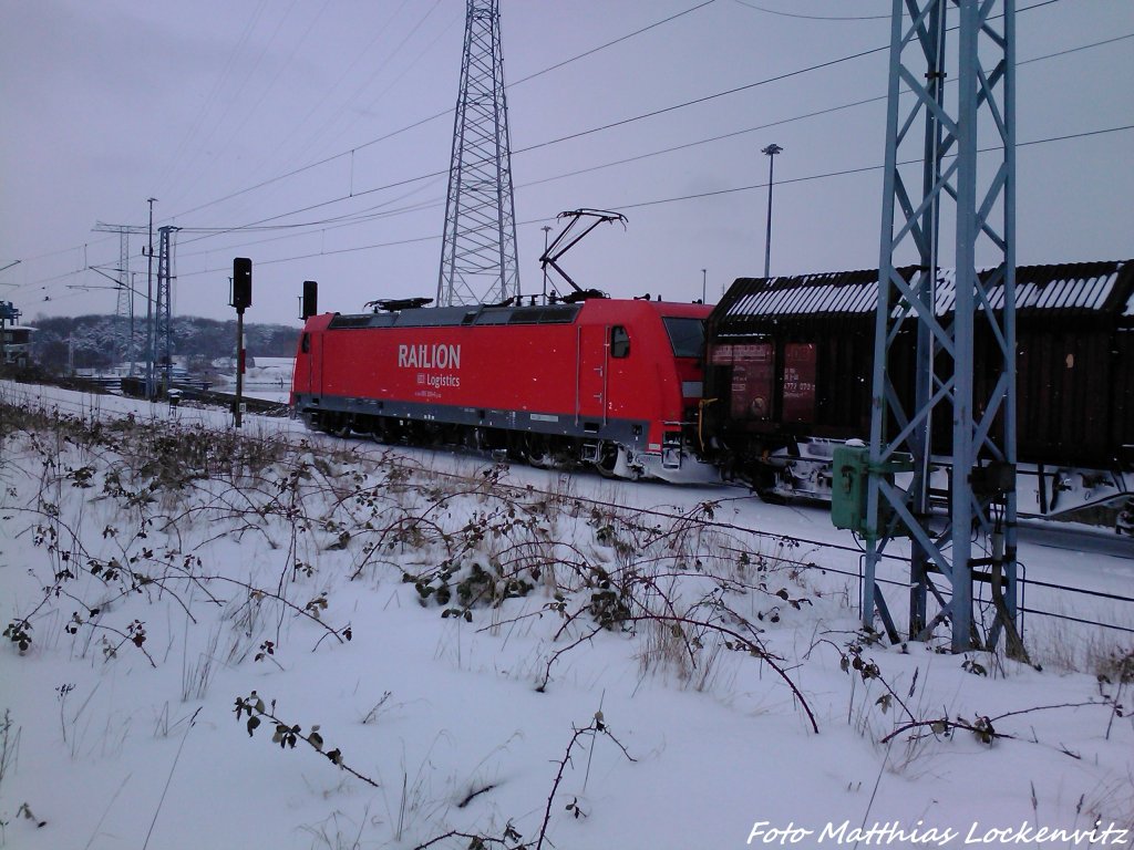 Am 21.3.13 Wartet 185 298-6 auf Die Weiterfahrt im Bahnhof Stralsund-Rgendamm.