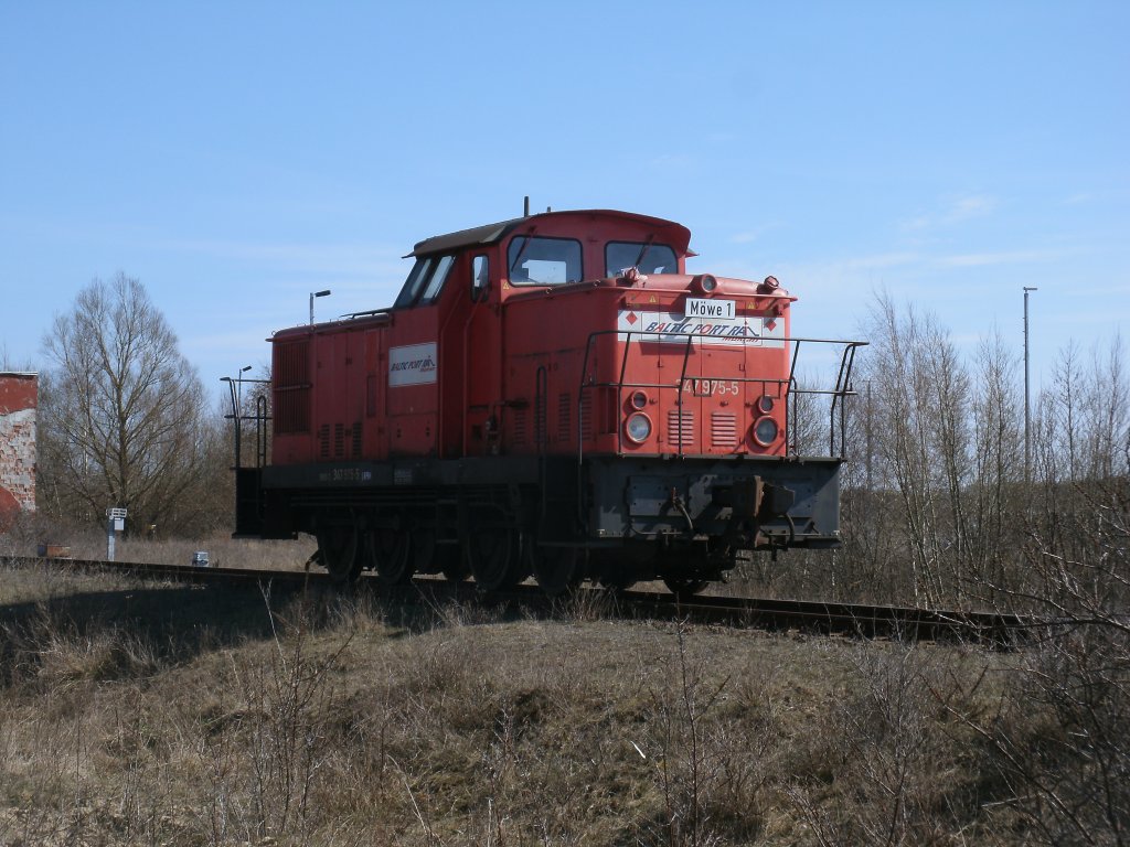 Am 21.April 2013 war die Breitspur 347 975-5 in Mukran unterwegs.