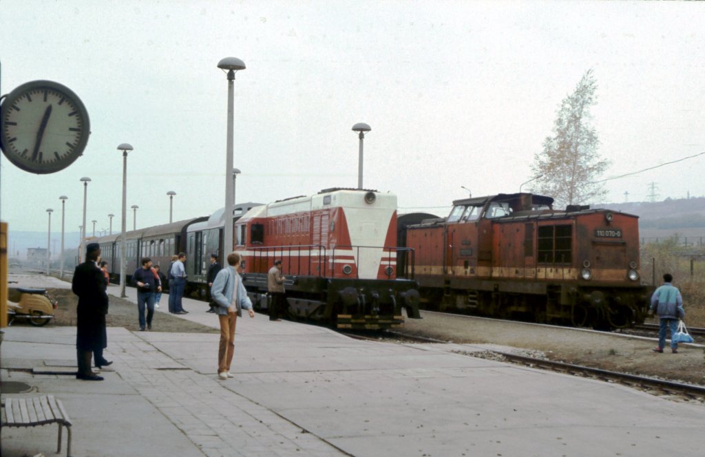 Am 22.10.1988 �bernahm die ZWK WL 004 ab Karsdorf einen DMV-Sonderzug aus Sangerhausen, um ihn nach Naumburg (S) Hbf zu bringen. Daneben steht die DR 110 070-0 mit dem P 15213 (Artern - Naumburg (S) Hbf). Klaus Pollm�cher fotografierte die Z�ge hier im Bf Karsdorf.