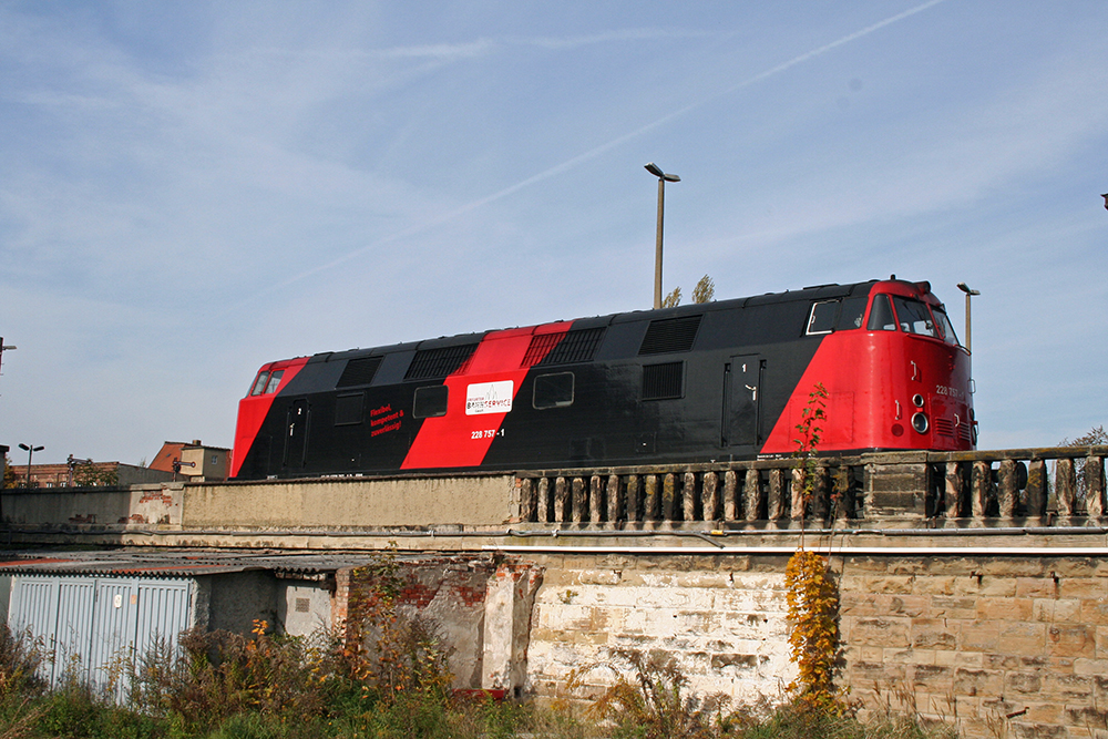 Am 22.10.2010 stand die 228 757-1 (92 80 1228 757-1 D-EBS) von der Erfurter Bahnservice GmbH im Bf Zeitz. (Foto: Marcel Grauke)