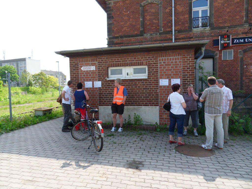 Am 23.05.2010 organisierten wir, die IG Unstrutbahn e.V., einen Zug ab Ro�leben zur  Saale-Weinmeile  um Naumburg. Zahlreiche Besucher nutzten die M�glichkeit, ab Ro�leben mit dem Zug durch das Unstruttal in Richtung Naumburg zu fahren. (Foto: Christof Rommel)