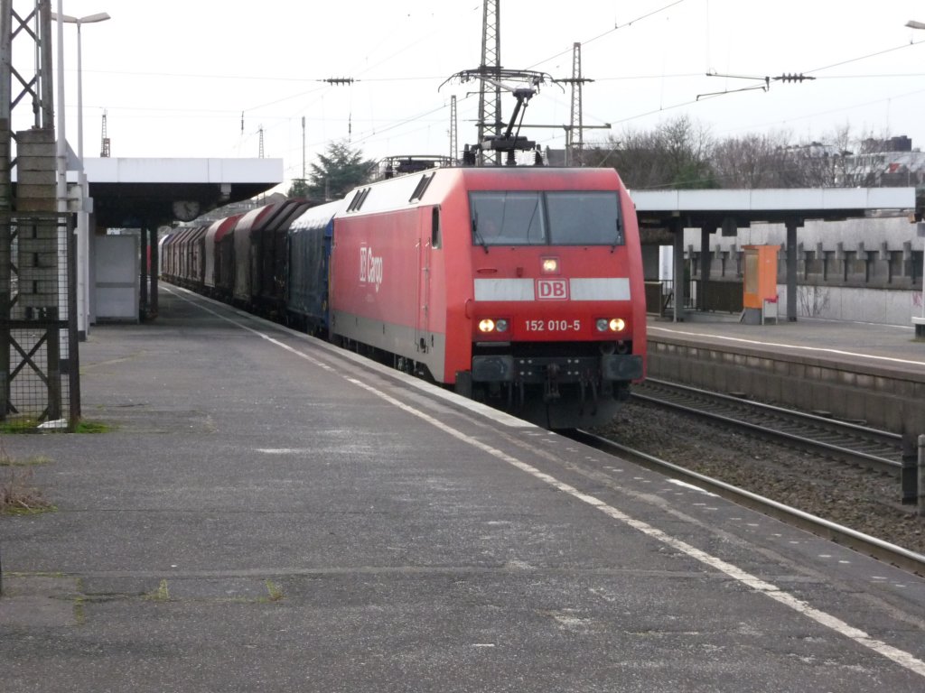 Am 24.02.2010 durchfhrt 152 010 den Bahnhof Wuppertal-Oberbarmen.