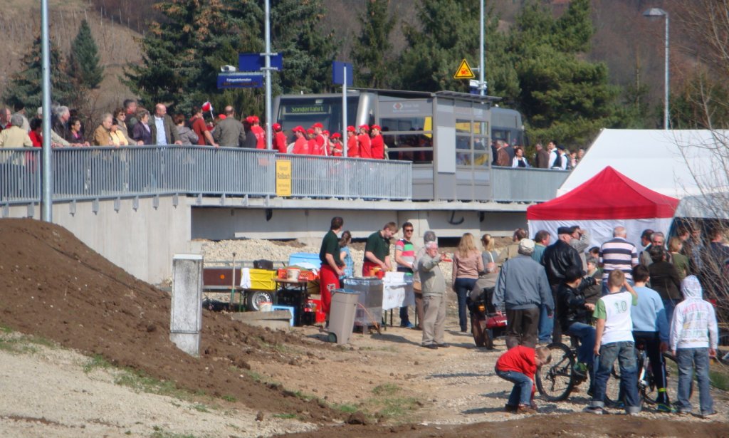 Am 24.03.2012 wurde die erneuerte Unstrutbahn und der neu errichtete Haltepunkt in Ro�bach offiziell durch Sachsen-Anhalts Verkehrsminister Thomas Webel er�ffnet. Zahlreiche Besucher und Vertreter waren dabei. (Foto: G�nther G�bel)