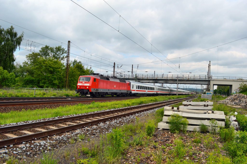 Am 24.05.2013 zog die DB 120 138-3 einen unbekannten IC durch Naumburg Hbf gen S�den.