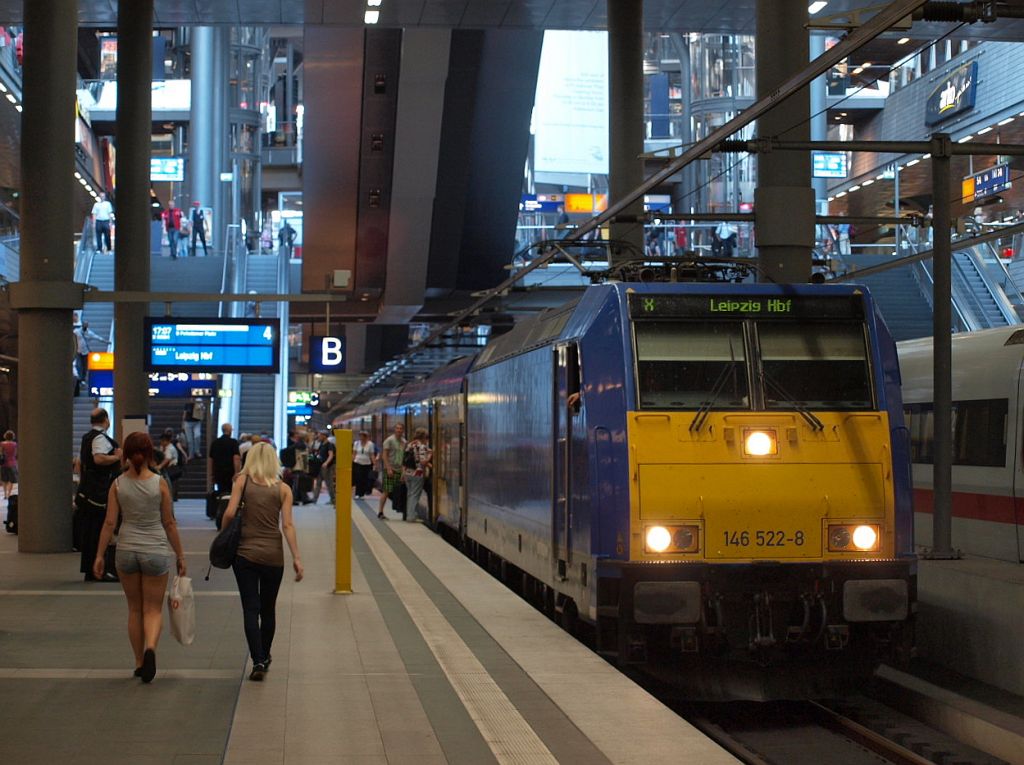 Am 24.8.11 stand 146 522-8 mit dem X 68904 nach Leipzig Hbf im Berliner Hbf.