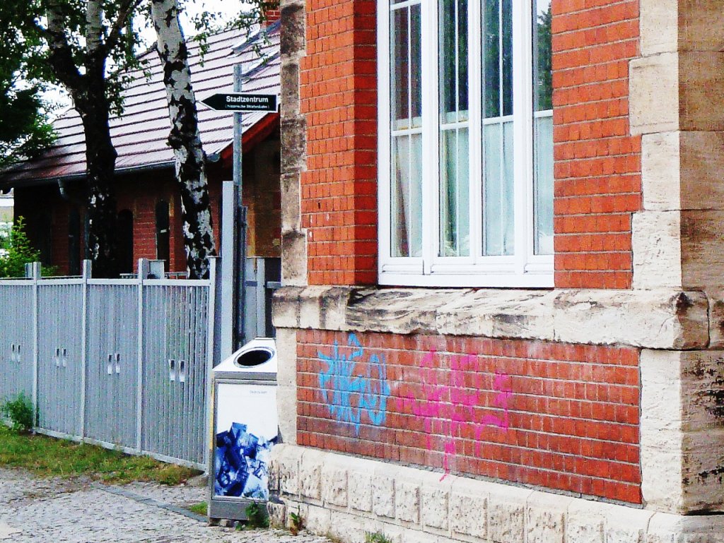 Am 25.06.2013 wurde ein neues Hinweisschild am Naumburger Ostbahnhof durch Mitglieder der IG Unstrutbahn aufgestellt. Es zeigt die Richtung zum Stadtzentrum und zur Naumburger Stra�enbahn. (Foto: G�nther G�bel)