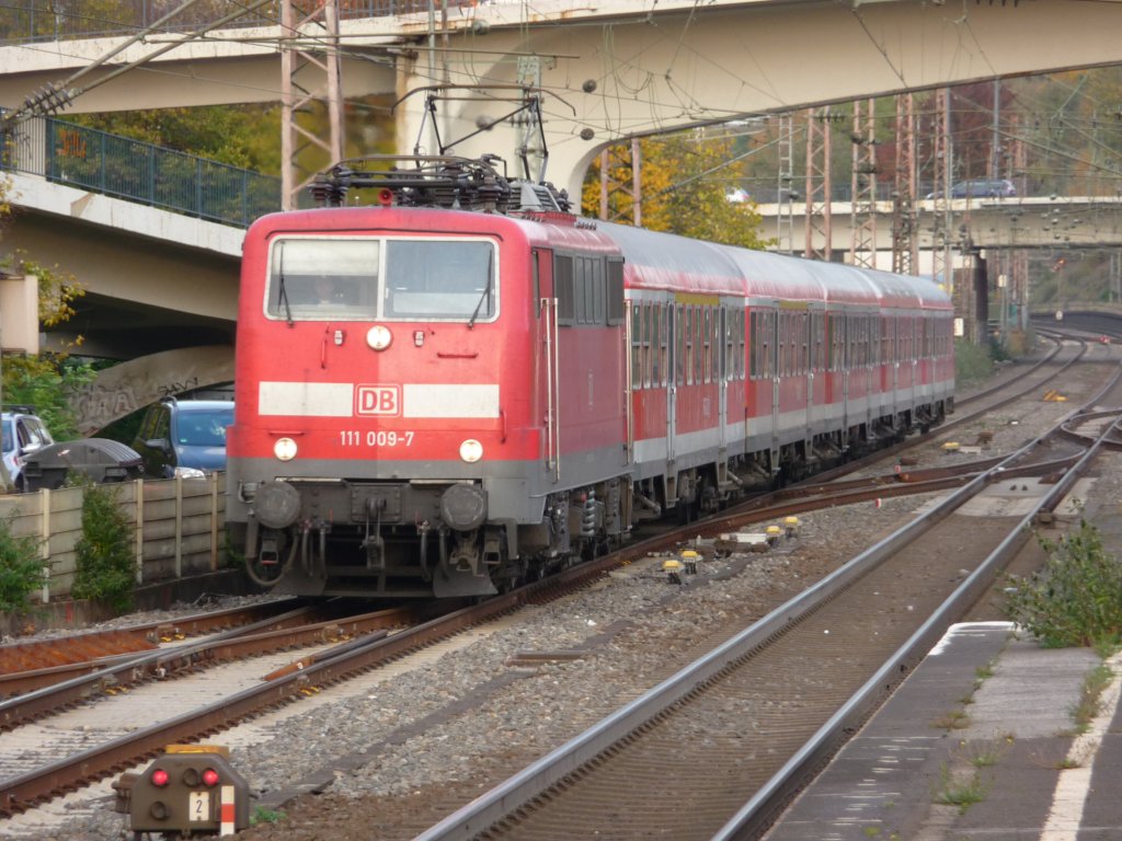 Am 25.10.2009 erreicht 111 009 mit einem RE13 (damals noch mit n-Wagen) den Bahnhof Wuppertal-Oberbarmen. RE13 -> Venlo (NL)