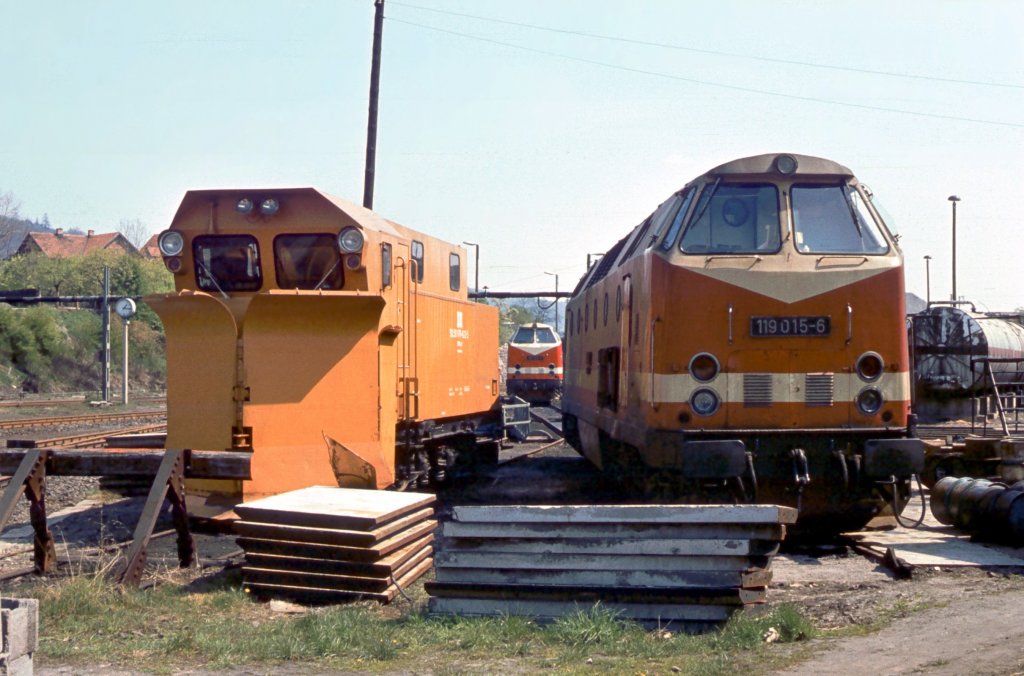 Am 26.04.1981 fotografierte Klaus Pollm�cher die DR 119 015-6 abgestellt in Sonneberg. 