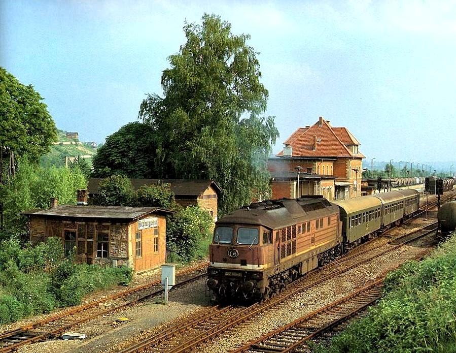 Am 26.05.1993 verlie� die DB 232 415-0 mit dem N 14618 aus Naumburg Hbf den Bf Freyburg f�r die Weiterfahrt durch das Unstruttal nach Nebra. (Foto: Gerhard Bank, 
Mit freundlicher Genehmigung des Kosmos Verlags, entnommen aus dem Buch  Deutschlands Nebenbahnen  von Gerhard Bank, (c) 1997 Franckh-Kosmos Verlags-GmbH & Co KG, Stuttgart)