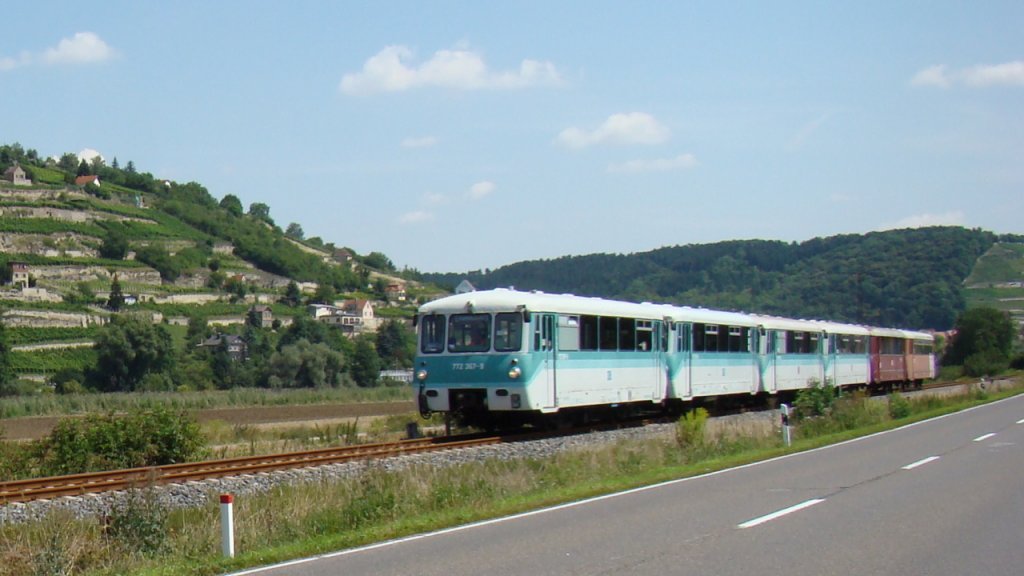 Am 26.07.2011 wurden 6 Ferkeltaxen von Sta�furt nach Adorf (Vogtl) �berf�hrt. Da die EBS ein Tw gekauft hat, wurde ein Zwischenstopp in Karsdorf eingelegt. Hier sind die Ferkeltaxen VEV 772 367-9 + TG Ferkeltaxi e.V. 772 155-8 + EBS 772 345-5 + DB 772 339-8 + DR 171 810-5 + DR 971 025-2 als DLt 93126 Sta�furt - Karsdorf bei Balgst�dt unterwegs. (Foto: G�nther G�bel)