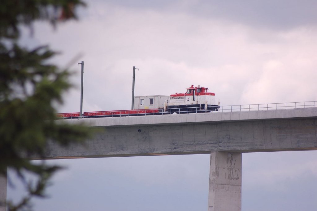 Am 26.07.2013 konnte erstmals ein Bauzug auf der neuen Unstruttalbr�cke bei Karsdorf gesichtet werden. Johann Walthelm 364 578-5  Johanna 2  kam mit Flachwagen aus Richtung Erfurt. (Foto: dampflok015)
