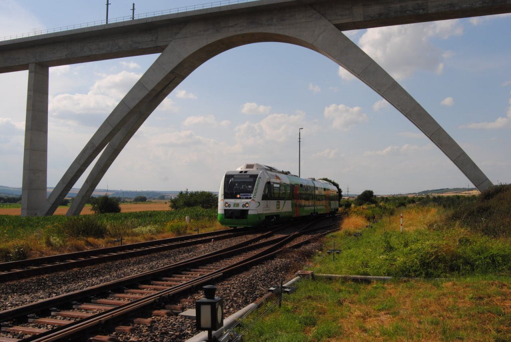 Am 26.07.2013 war der VT 201 der Erfurter Bahn au�erplanm��ig als RB 34833 von Wangen nach Naumburg Ost unterwegs. Er filmte im Auftrag von DB Netz die Strecke und ist hier bei der Einfahrt in Karsdorf zu sehen. (Foto: dampflok015)