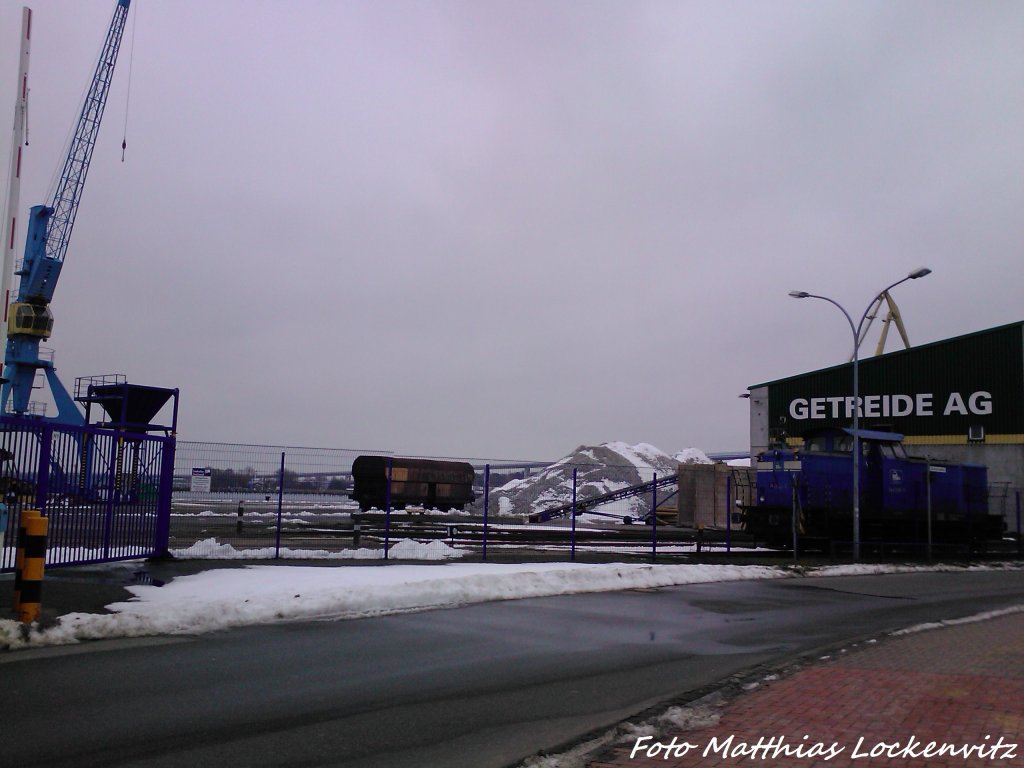 Am 26.2.13 steht 346 020-3 (345 213-3) mit einem einzelnen Gterwagen im Stralsunder Stadthafen (Bei Der Getreide AG) rum