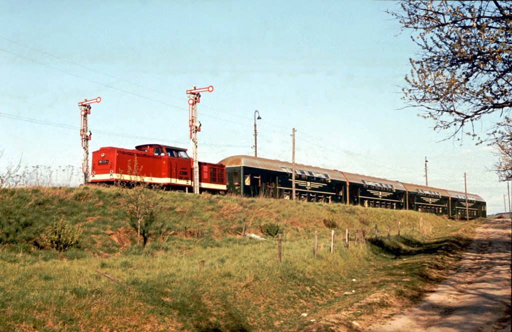 Am 27.04.1982 fotografierte Klaus Pollm�cher die DR 110 723-4 mit dem P 3573 aus Leuna S�d, bei der Einfahrt in den Zielbahnhof Laucha. Das Bild hier zu zeigen, ist mir pers�nlich eine gro�e Freude, denn diesen Zug habe ich als Kind fast jeden Abend im Laucha Bahnhof zusammen mit meiner Oma beobachtet. Dadurch bin ich zu meiner heutigen Leidenschaft, der Unstrutbahn gekommen. 