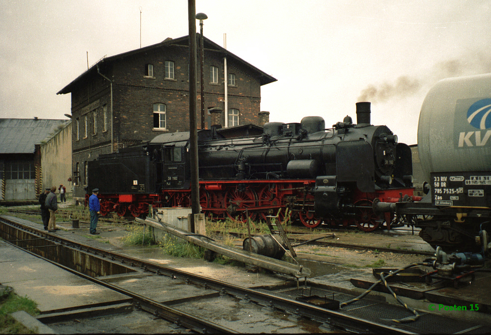 Am 27.09.1995 stand die 38 1182 vom Bw Arnstadt historisch vor der R�ckfahrt nach Halle (S) zum drehen im Bw Naumburg. Sie brachte einen Sonderzug von Halle (S) nach Freyburg und dann zur Abstellung nach Karsdorf. (Foto: J�rg Berthold)