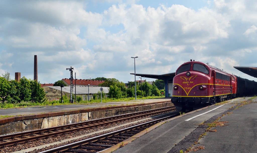 Am 28.06.2013 kamen Altmarkrail 1149 + EBS 1131 mit einem Kesselzug durch Zeitz. Die EBS �bernimmt den Zug in Wiederitzsch und schleppt die Kesselwagen nach Gera. Leider war nicht in Erfahrung zu bringen, warum 1149 der Altmarkrail an diesem Tag Zugpferd war. 