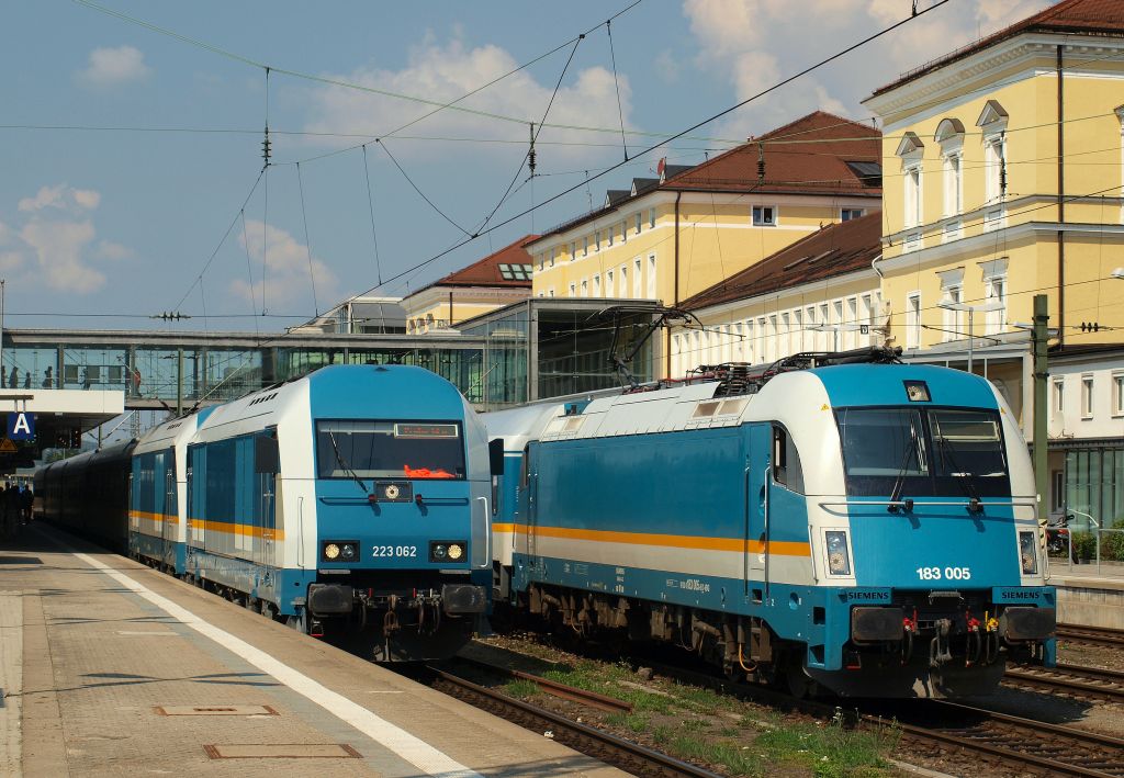 Am 28.7.11 traf 183 005 auf 223 062-1 und 223 066-2 mit dem ALEX nach Prag im Regensburger Hbf.