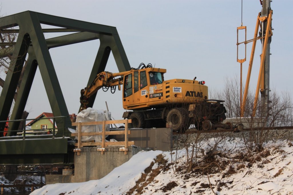 Am 30.01.2012 war der Zweiwegebagger von Balfour Beaty auch bei Arbeiten an der neuen Saalebr�cke in Ro�bach zu beobachten. (Foto: Peter Stumpf)