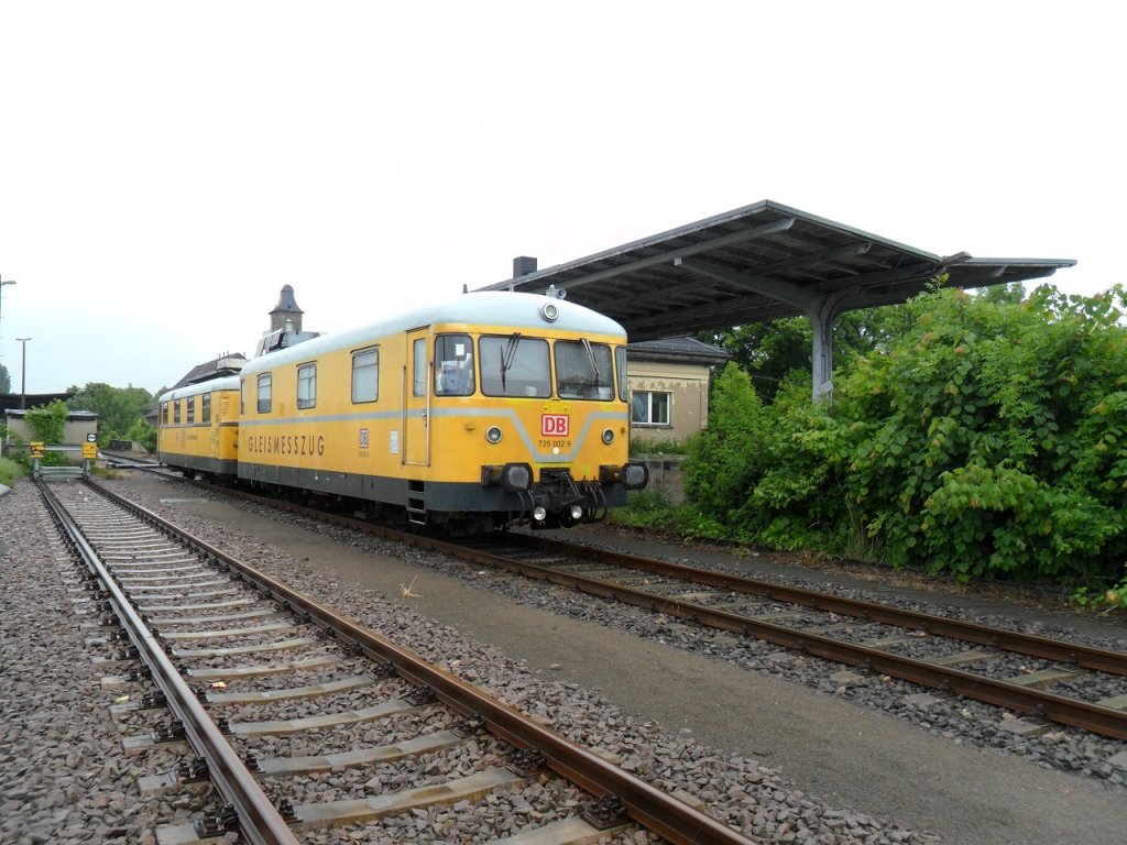 Am 30.05.2013 stand der DB Netz Gleismesszug 726 002-9 + 725 002-0 abgestellt in Zeitz Pbf.