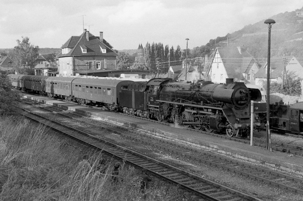 Am 30.09.1978 fotografierte Dieter M�ller die DR 41 1263-7 mit einem DMV-Sonderzug von Erfurt Hbf nach Naumburg Hbf beim Halt im Bf Freyburg.