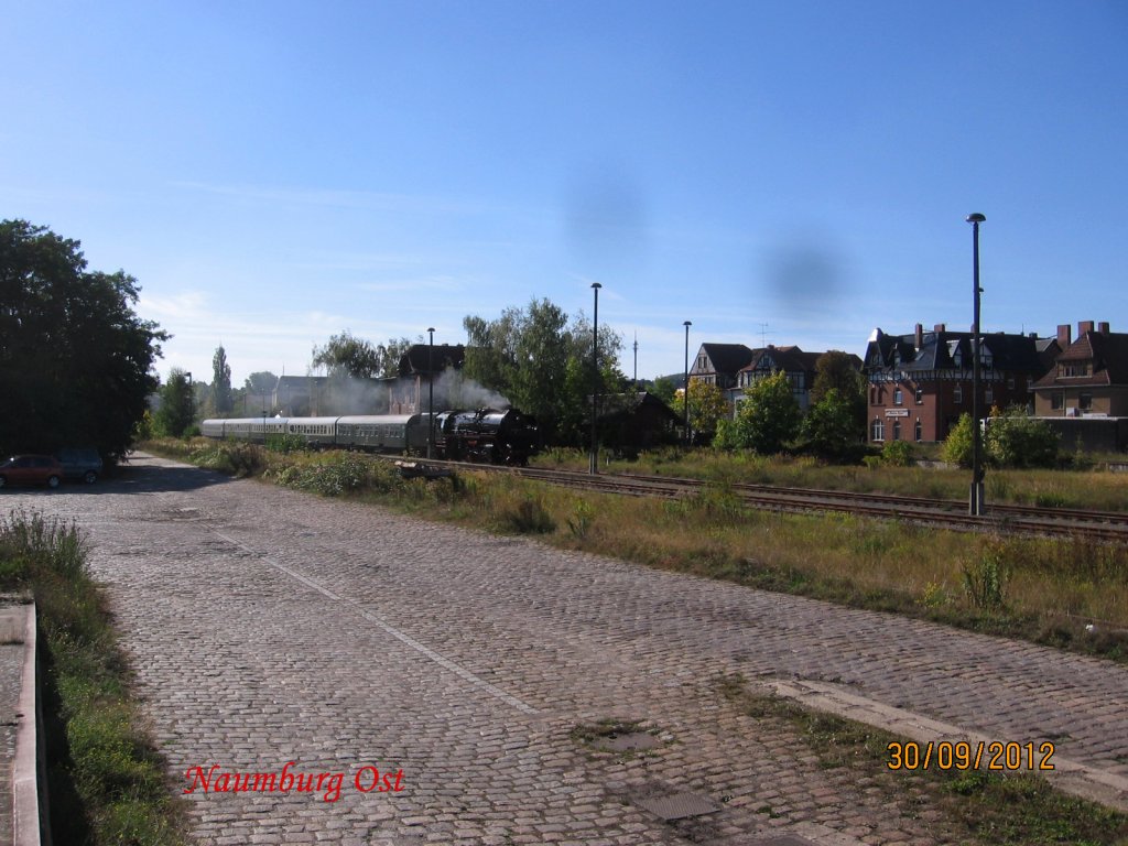 Am 30.09.2012 kam die 41 1144-9 mit dem  Rotk�ppchen-Express I  aus Altenburg erfreulicherweise wieder �ber die  Hochbahn , um die Weintouristen nach Freyburg zu bringen. Hier durchf�hrt der Zug gerade den Bf Naumburg Ost. (Foto: Hans Grau)