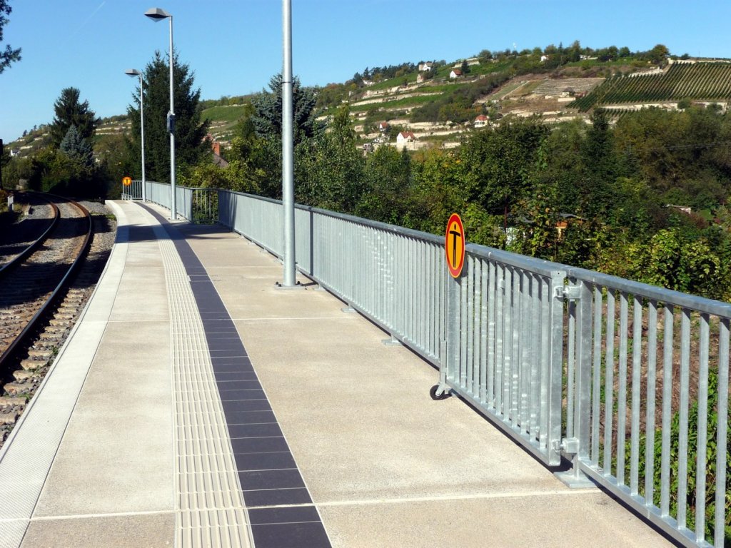 Am 30.09.2012 war das Tor am Bahnsteig des Hp Freyburg f�r lange Z�ge offen, da der  Rotk�ppchen-Express I  aus Altenburg kam. (Foto: Klaus Pollm�cher)