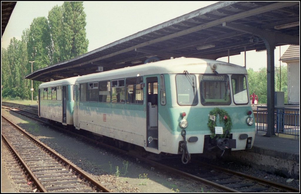 Am 30.10.1999 standen die beiden Ferkeltaxen DB 772 xxx + 972 746-2 anl�sslich der Abschiedsfahrt von Zeitz nach Osterfeld, geschm�ckt im Bf Zeitz. (Foto: Stephan Zimmermann)