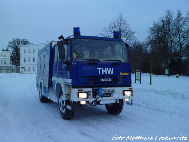 Am 30.1.10 ist Der THW auf der ganzen Insel Rgen im Katastrophen einsatz / Die Insel war vom Festland Komplett abgeschnitten, da Der Rgendamm Komplett unpassierbar war / Hier Fhrt ein THW Fahrzeug am Circus in Putbus vorbei