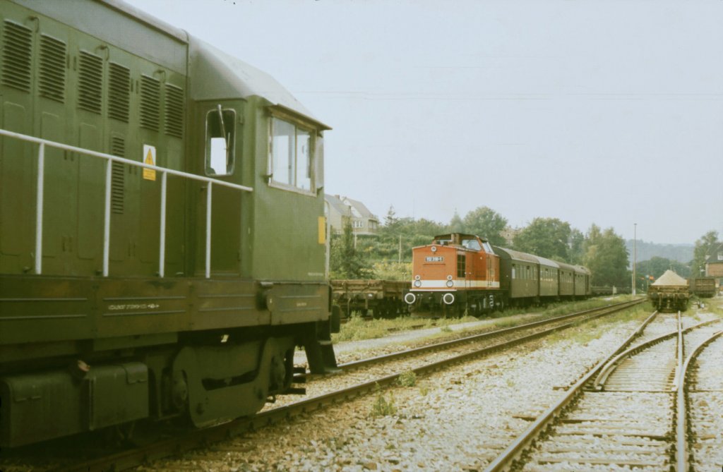 Am 31.08.1987 wurde die ZWK WL 001 aus der damaligen CSSR nach Karsdorf �berf�hrt und �bernahm ab Freyburg gleich den Kieszug nach Karsdorf.
Beim warten auf die Weiterfahrt nach Karsdorf passierte die Artener Garagenlok 112 318-1 mit einem Personenzug nach Naumburg (S) Hbf die Lok im Bf Freyburg. (Foto: Klaus Pollm�cher) 