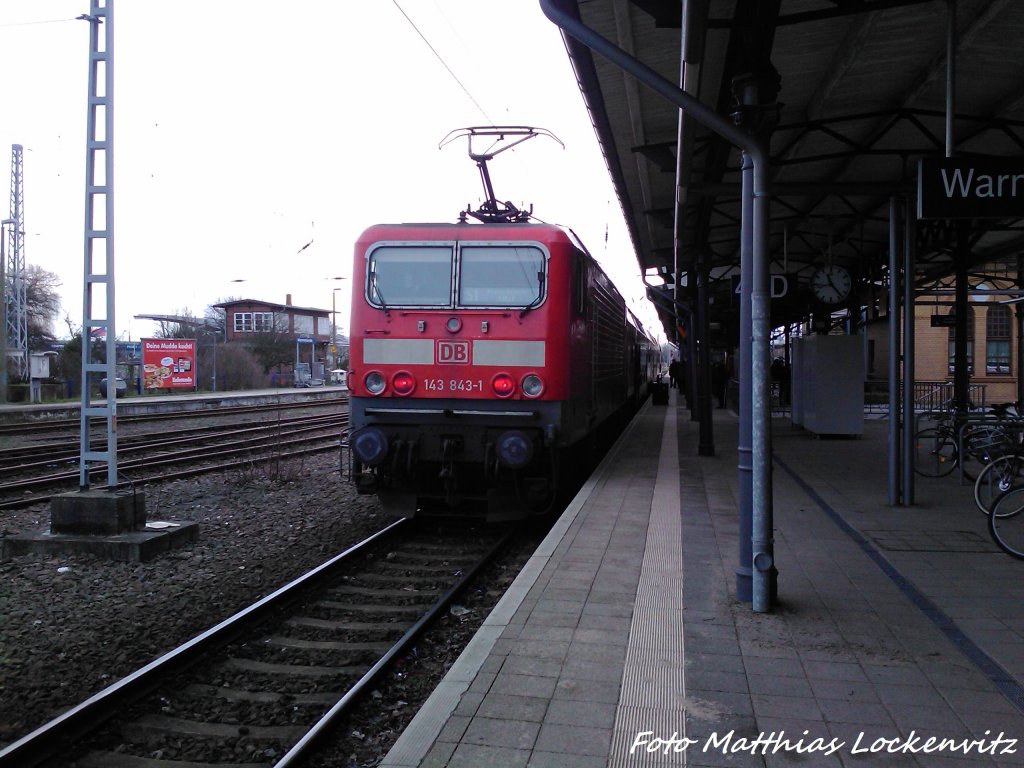 Am 3.2.13 steht 143 843-1 Als S1 mit Ziel Rostock Hbf im Bahnhof Warnemnde