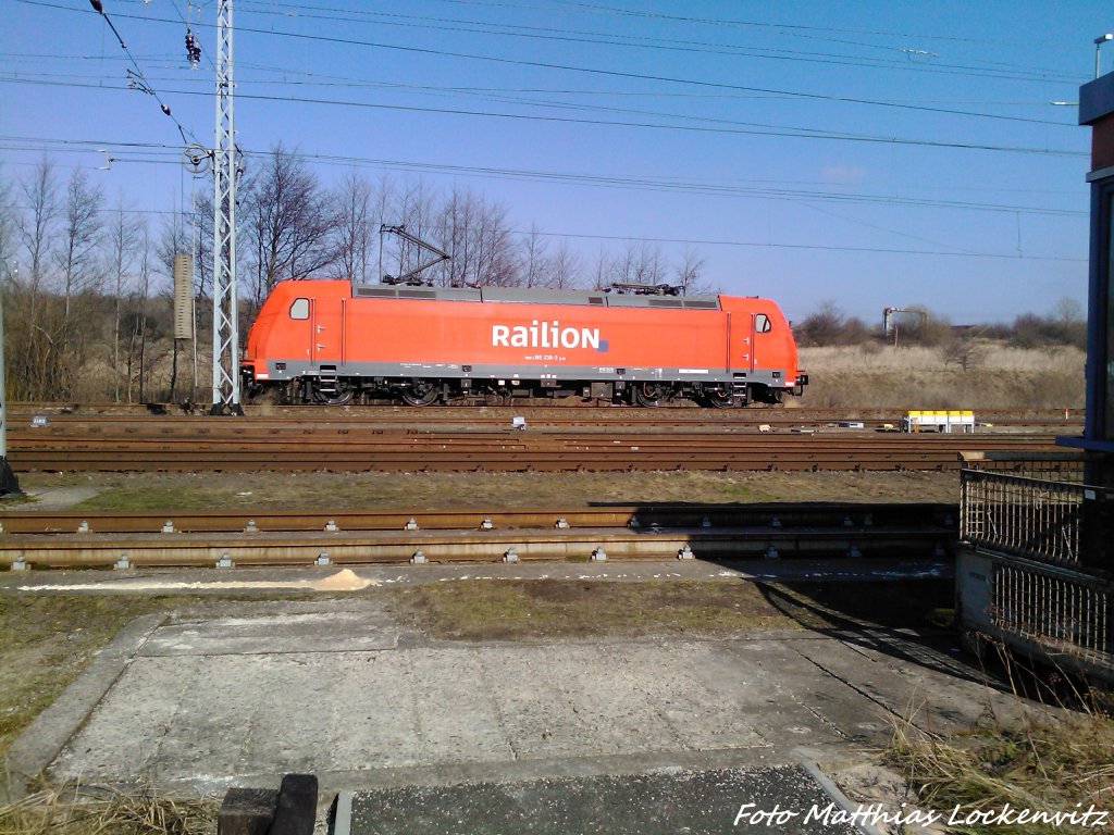 Am 4.3.13 wartet 185 238-3 auf ihren Nchsten Einsatz in Mukran.