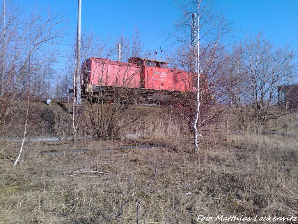 Am 4.3.13 wartet 298 302-1 auf Arbeit in Mukran.