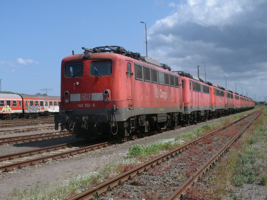 Am anderen Ende oder Anfang steht 140 012-6 in Mukran.Aufnahme vom 01.Juni 2012.