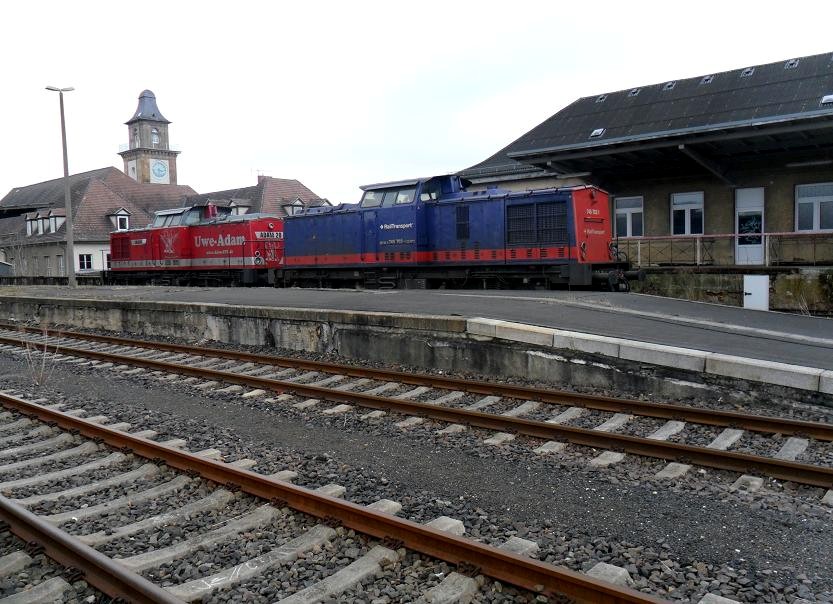 Am Bahnsteig 1 stehen eintr�chtig hintereinander zwei V100 der ehem. DR. 
RailTransport s.r.o. 745 702-1 (92 54 2745 702-1 CZ-RTT; ex. DR 110 661-6) und Uwe Adam 20  Gauner  (92 80 1202 466-9 D-BWESA, ex. DR 110 466-0). Seit 2011 ist die Uwe Adam 20 an METRANS Rail s.r.o. vermietet; 11.03.2012